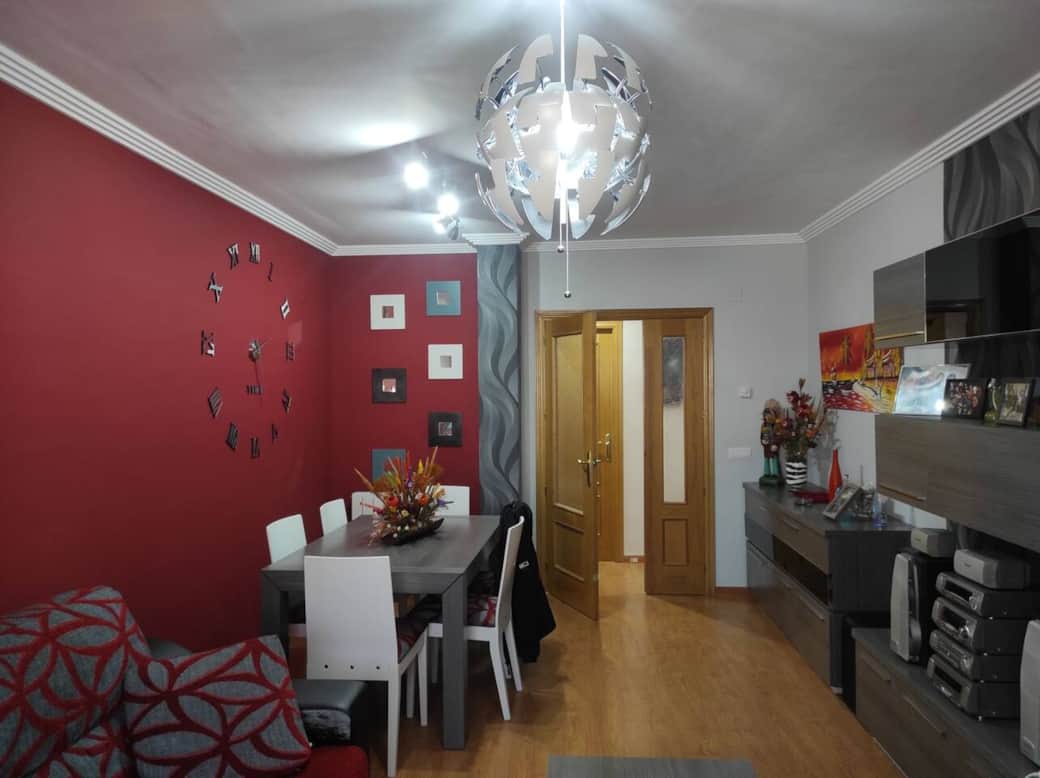 Salón comedor con mesa para 6 y cocina al fondo Salón comedor con mesa para 6 y cocina al fondo