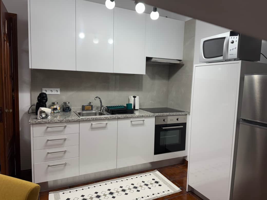 Cozinha totalmente equipada. Temos disponível tudo aquilo que precisa para cozinhar uma refeição.