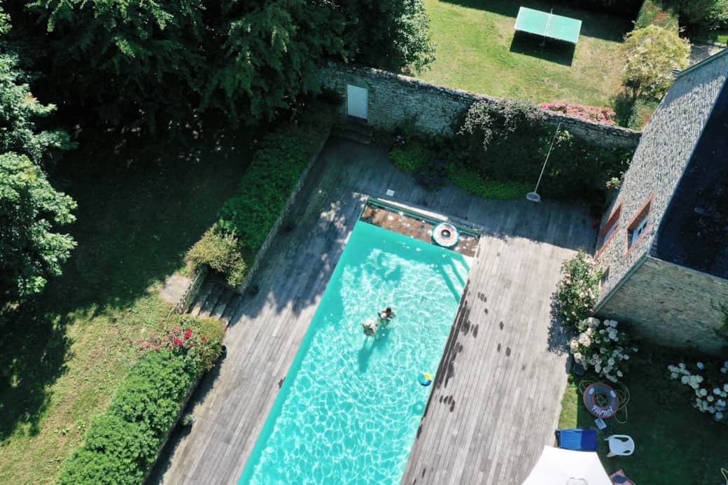 Piscine vue de drone