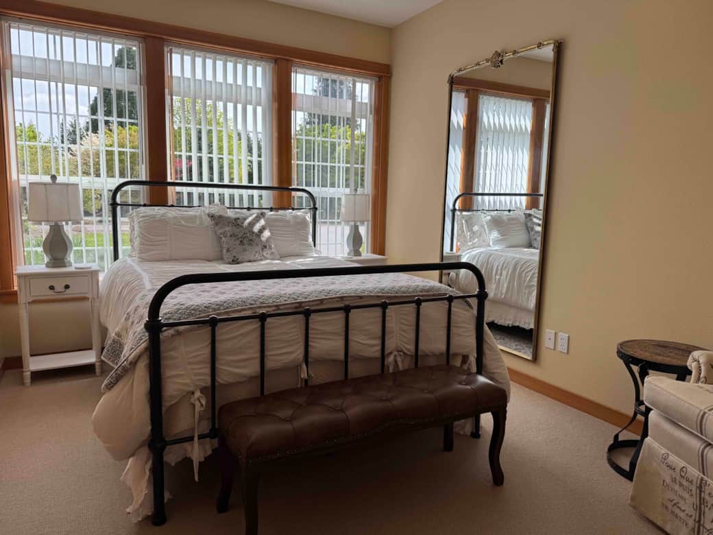 Bedroom 1 (queen bed)