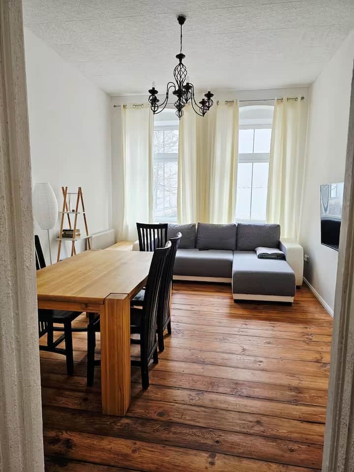 Wohnzimmer mit Schlafsofa zum Innenhof