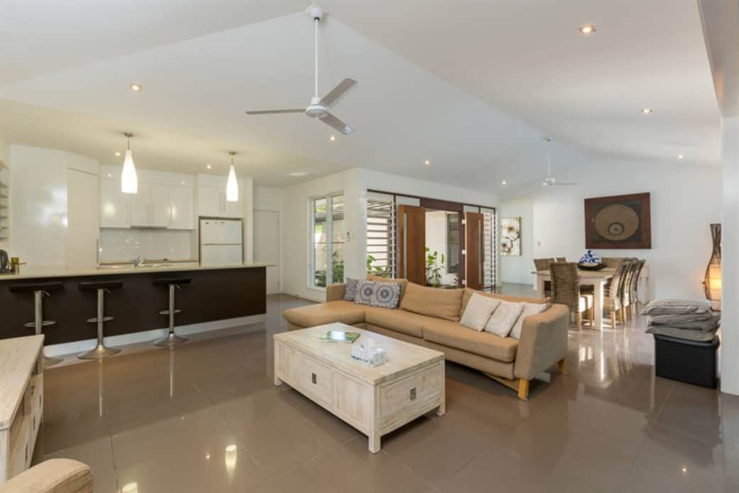 Roya on Mission - Wongaling Beach - Living, dining and kitchen Roya on Mission - Wongaling Beach - Living, dining and kitchen