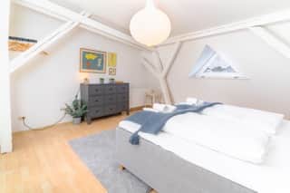 Schlafzimmer 1 mit großem Doppelbett