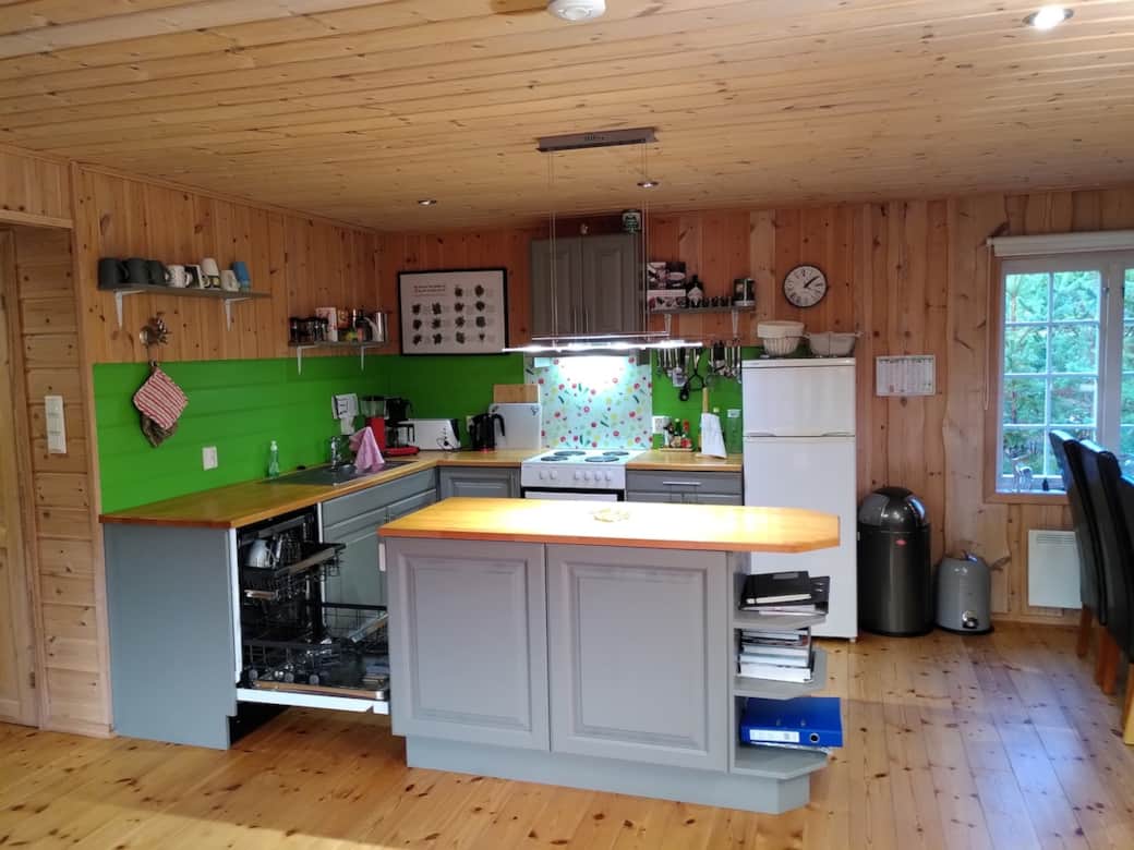 Unsere gut ausgestattete Küche bietet Geschirr und Besteck für 12 Personen. Es stehen Ihnen eine Spülmaschine, ein Herd mit Backofen, ein Kühlschrank sowie Kleingeräte wie Kaffeemaschine, Toaster, Küchenmaschine, Stabmixer und mehr zur Verfügung.
