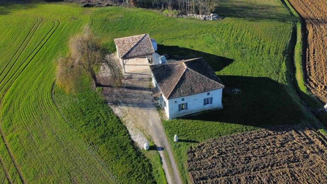 Une belle demeure et sa dépendance.