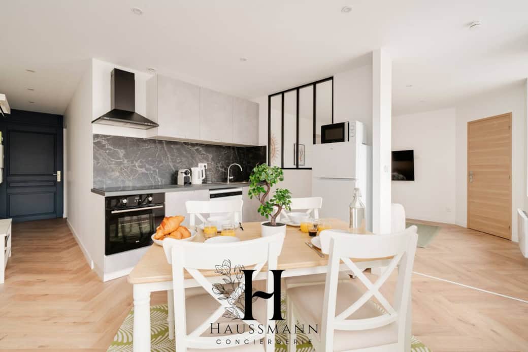 Cuisine moderne et entièrement équipée avec plaque de cuisson, frigo, lave-vaisselle, four, micro-ondes, machine à café et bouilloire, avec table pour 4 personnes. Cuisine moderne et entièrement équipée avec plaque de cuisson, frigo, lave-vaisselle, four, micro-ondes, machine à café et bouilloire, avec table pour 4 personnes.