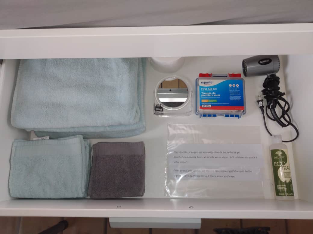 Articles de salle de bain inclus