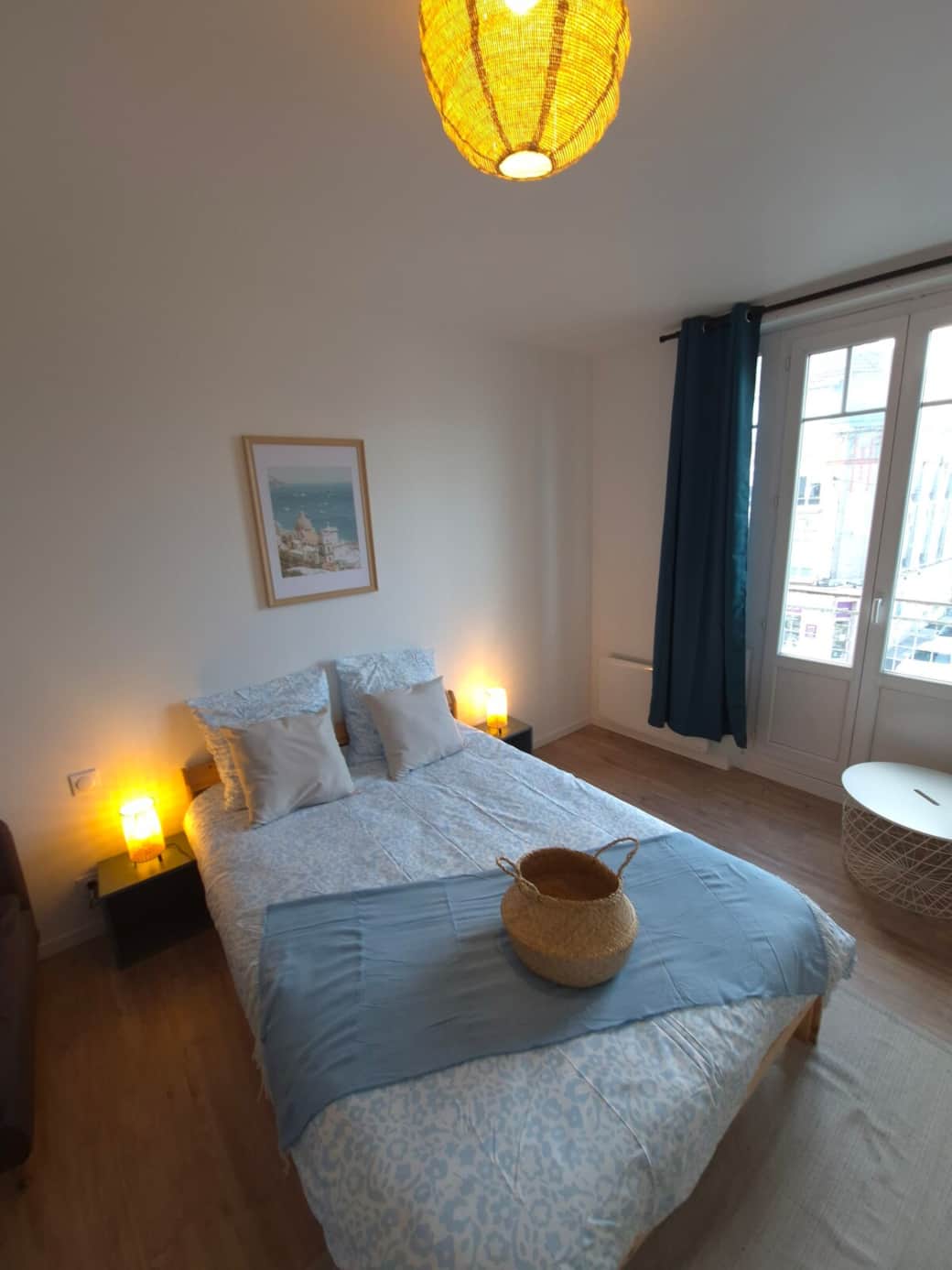 Spacieuse chambre décorée avec goût, comprenant un lit double confortable, un coin bureau fonctionnel et une penderie, offrant un véritable cocon de tranquillité. Spacieuse chambre décorée avec goût, comprenant un lit double confortable, un coin bureau fonctionnel et une penderie, offrant un véritable cocon de tranquillité.