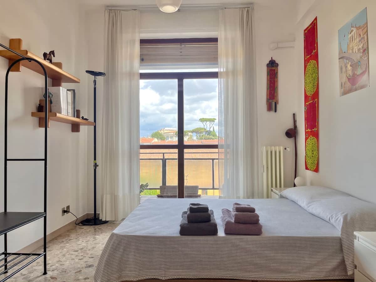 Camera da letto matrimoniale con aria condizionata.