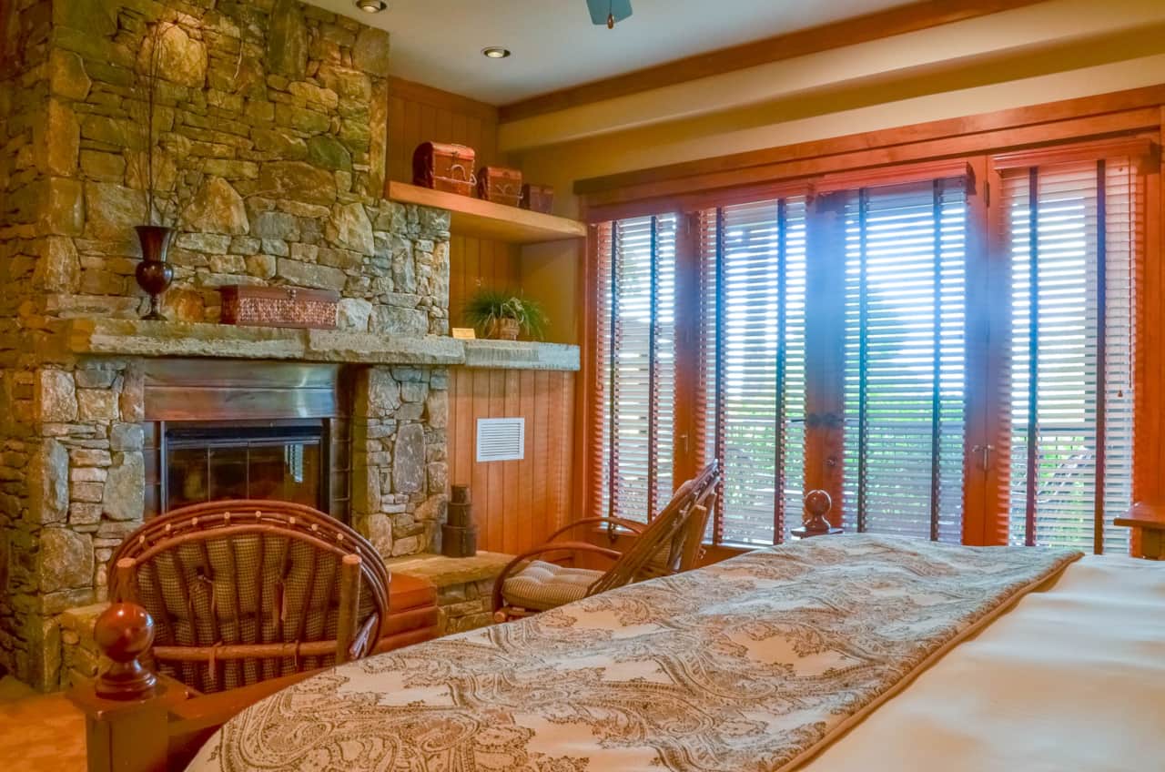Sitting Area and Gas Log Fireplace