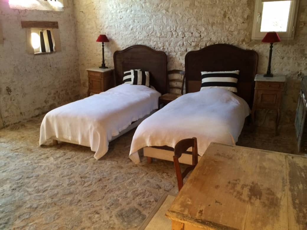 chambre rez de chaussée avec douche indépendante .