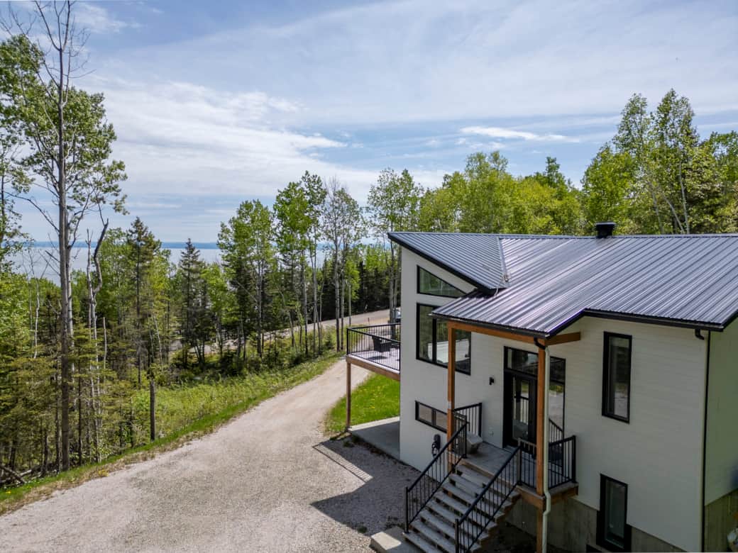 Entrée du chalet et vue sur le fleuve, été