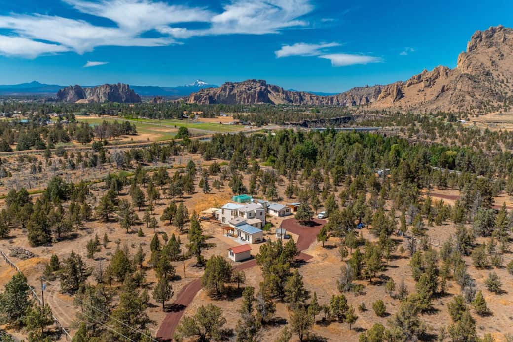Peaceful and private with views of Smith Rock.