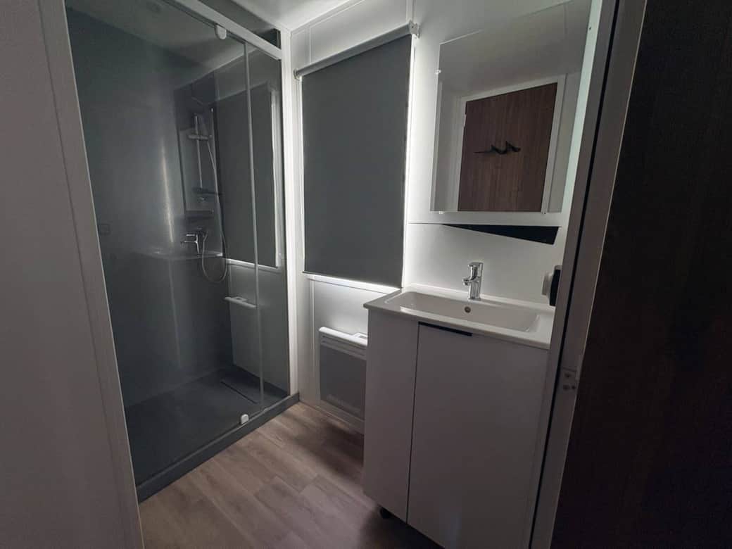 Salle de douche avec lavabo