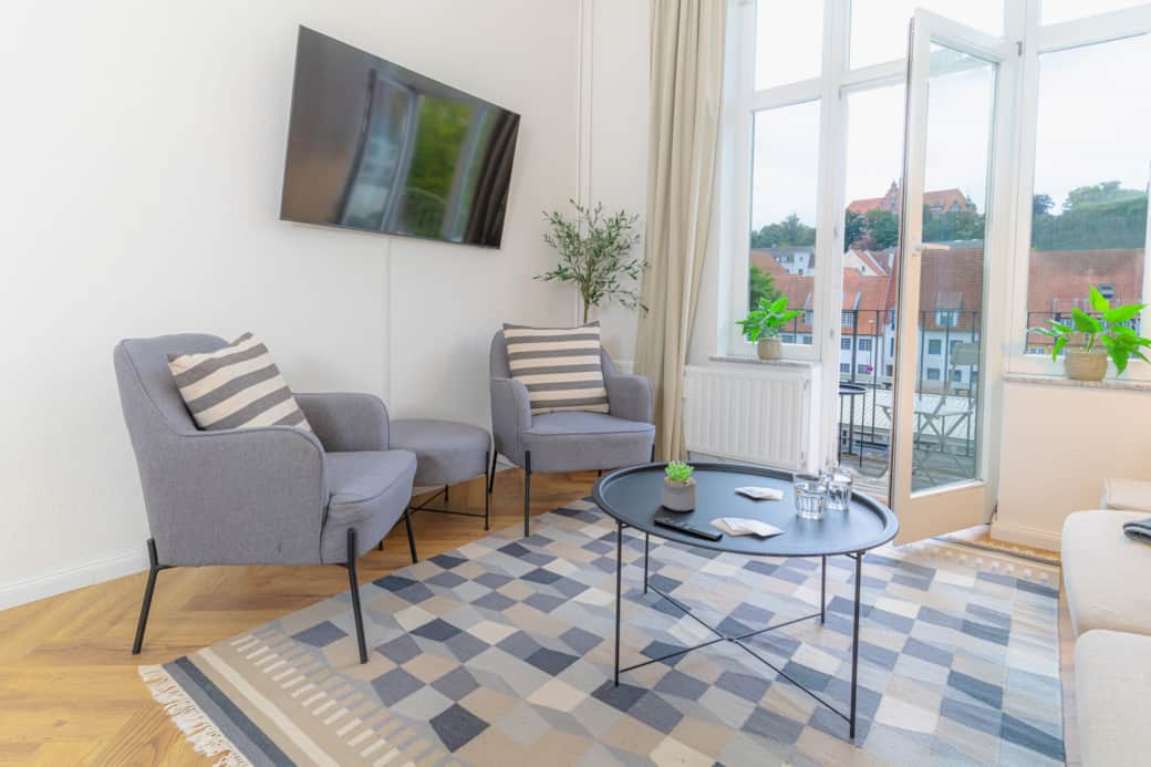 Wohnzimmer mit Blick in die Innenstadt Flensburgs