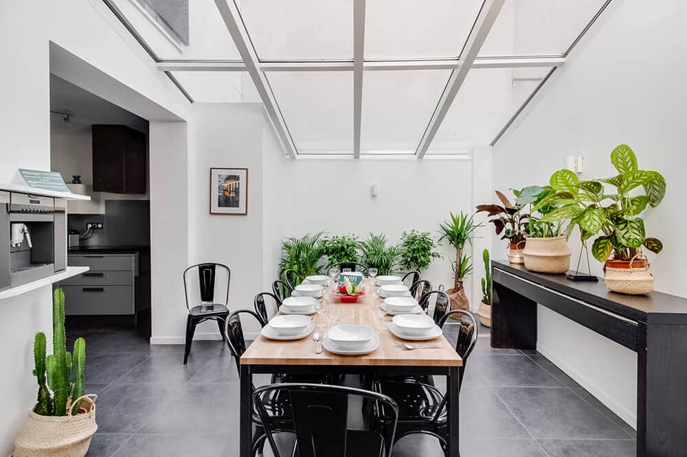 Espace repas avec une grande table 