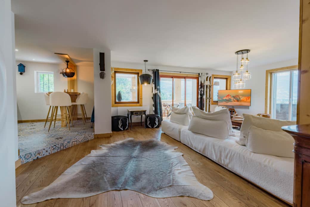 Entrance & Living Room 