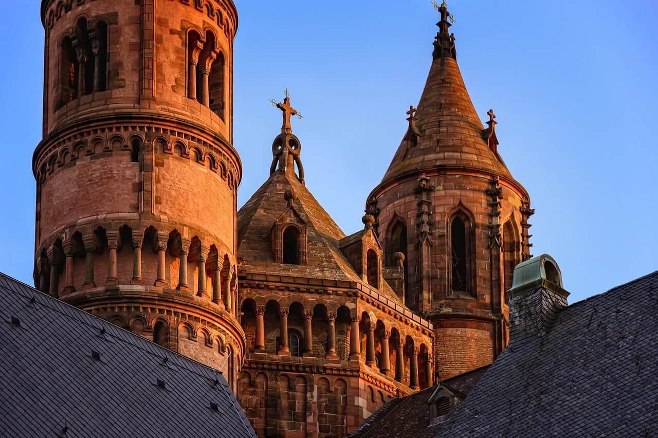 Wormser Dom bei Sonnenuntergang, über den Dächern in warmem Abendlicht.