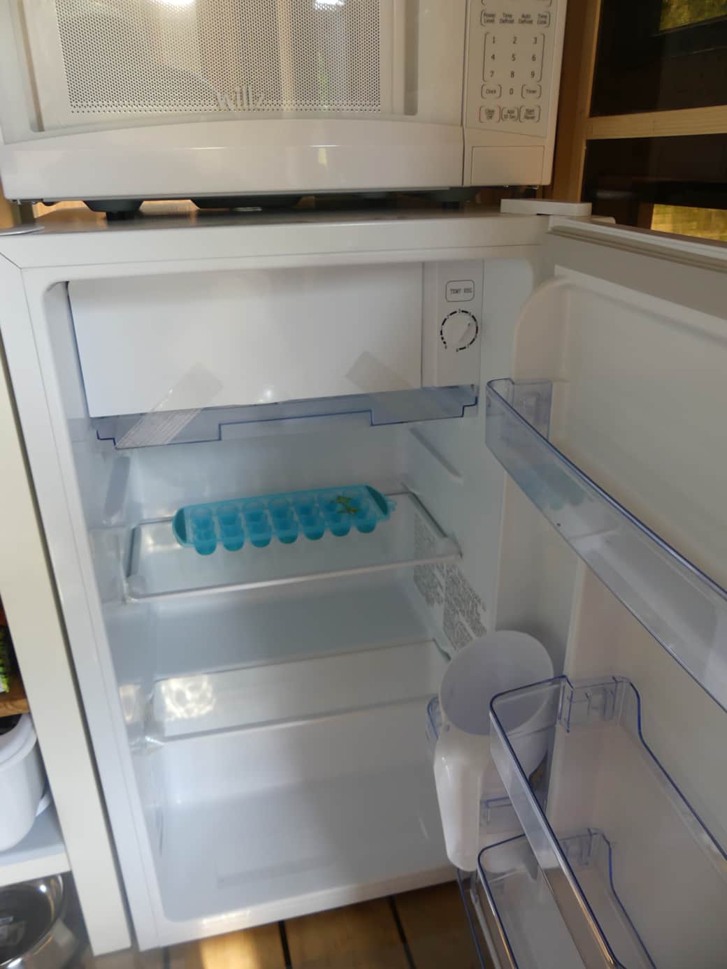 Compact refrigerator with freezer compartment Compact refrigerator with freezer compartment