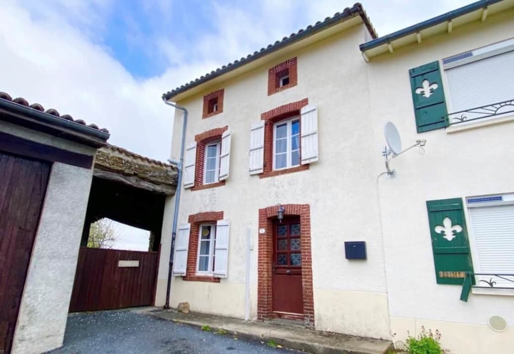 L’entrée se fait sur la gauche, entrez dans le jardin, la porte d’entrée est sur la droite !