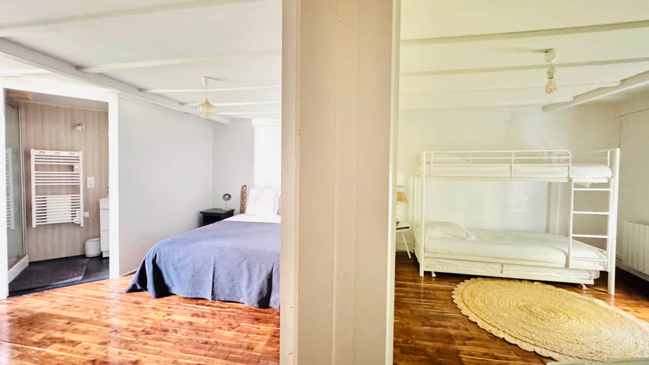 Chambre double et chambre triple à l'étage