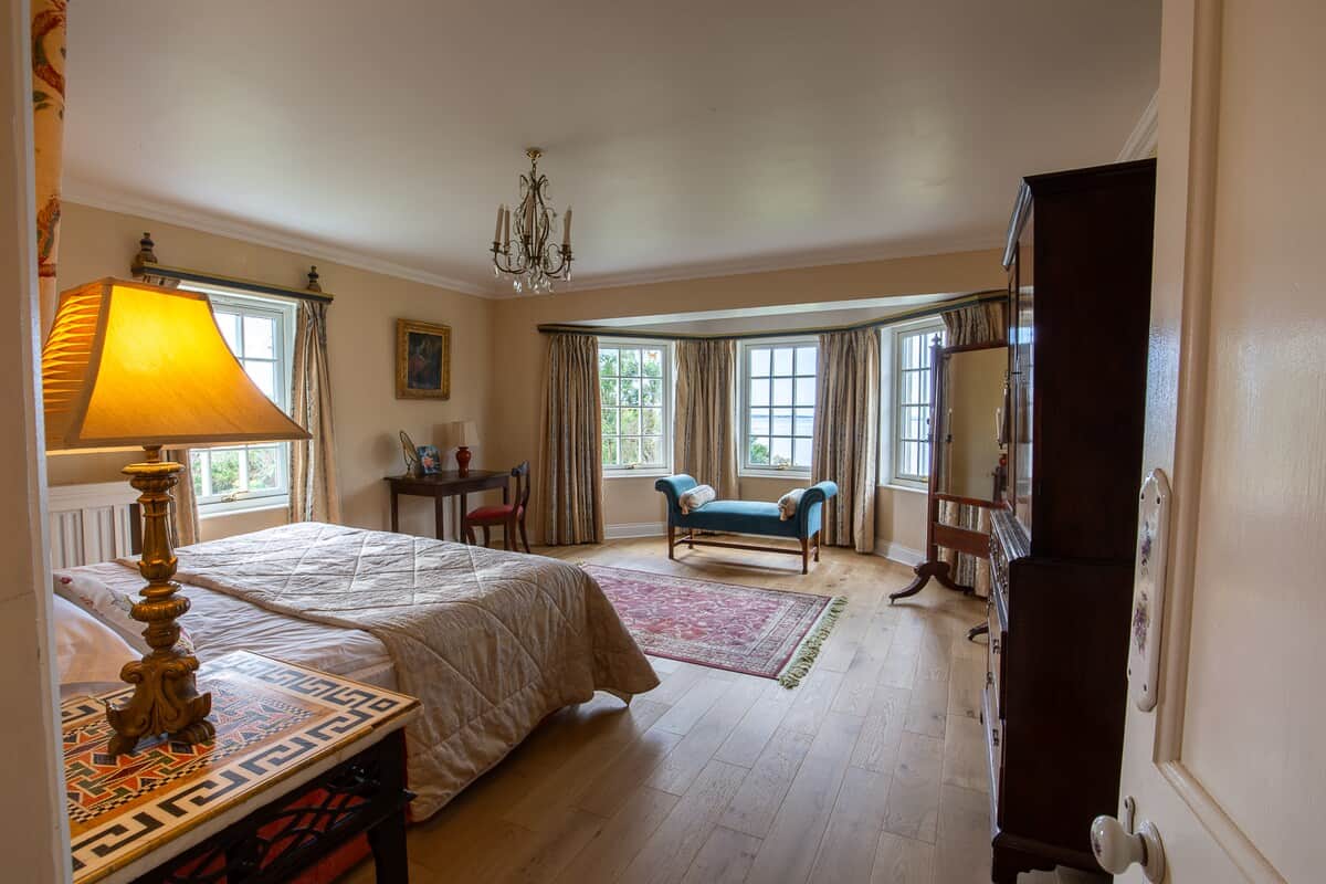 Five spacious, tastefully furnished double bedrooms make the most of sea and mountain views.