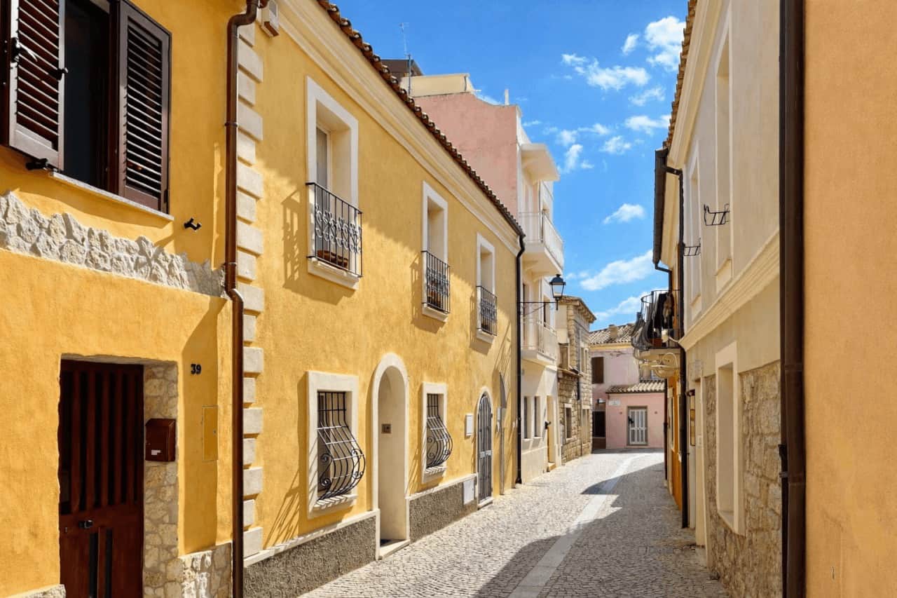 Townhouse via Cavour 41 — historic street view of Olbia centre alley