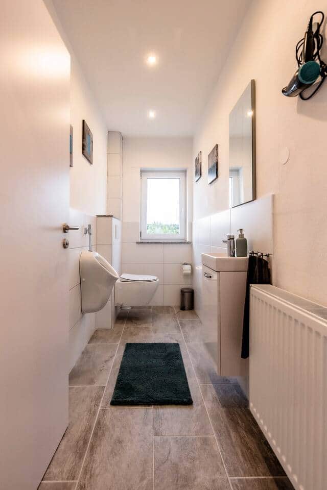 Stilvolles Gäste-WC im klaren, modernen Design 