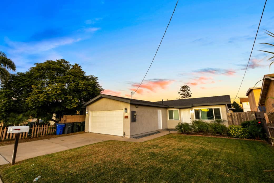 Exterior w/ Front Yard