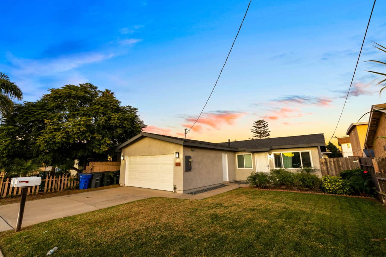 Exterior w/ Front Yard
