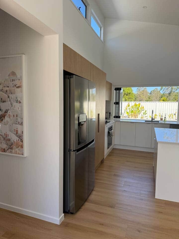 Fully equipped kitchen. Fridge has plumbed filtered water & ice cubes.