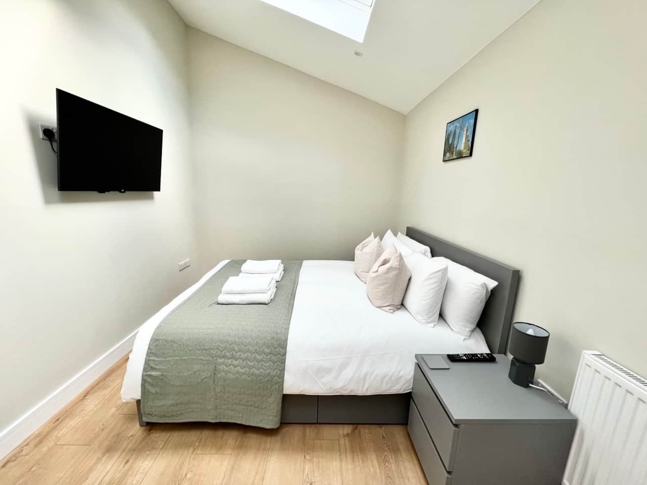 Bedroom with Kingsize Bed and Smart TV