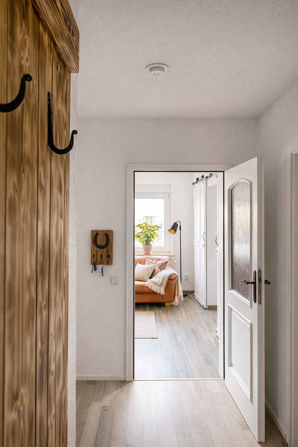 Blick vom Flur in Wohnzimmer 1