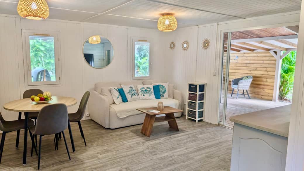 Le salon intérieur de la villa Botanica