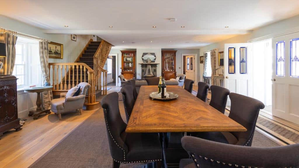 https://l.icdbcdn.com/oh/39b6d6b4-68d5-4e9f-acca-368d90257b70.jpg?w=2080-6