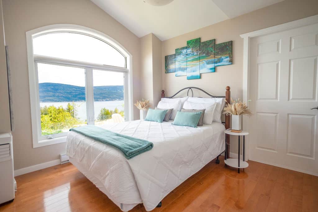 Queen bed with Large Window and Scenic View Queen bed with Large Window and Scenic View