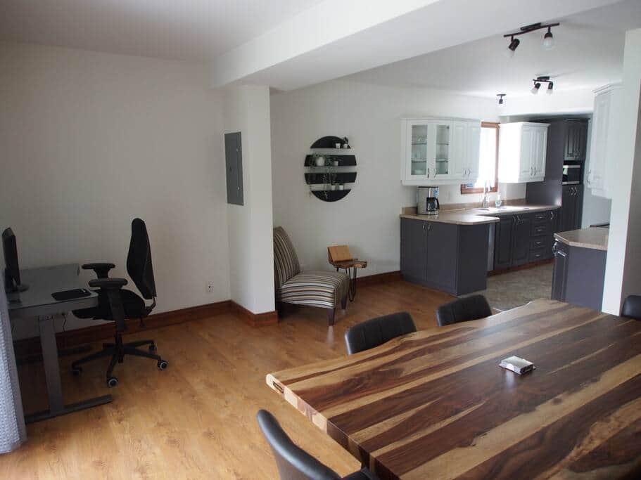 Salle à diner et vue vers la cuisine
