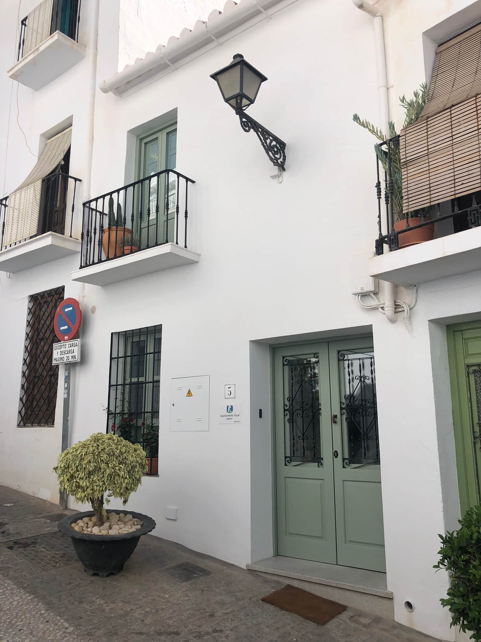 The entrance to AMARA Tradition: a pale green double door at Calle Chorruelo 5.