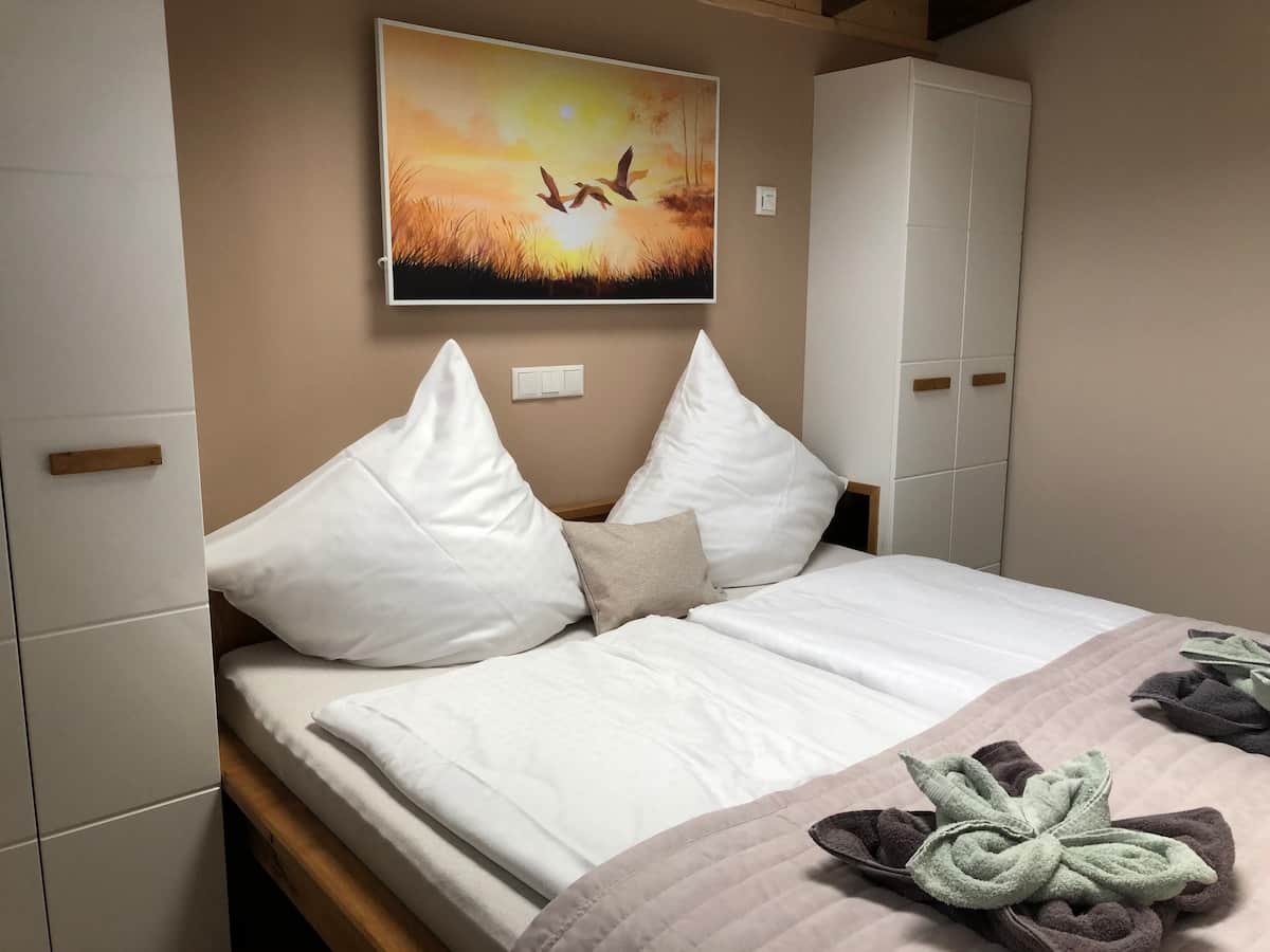 Einladendes Schlafzimmer mit weichen Kissen