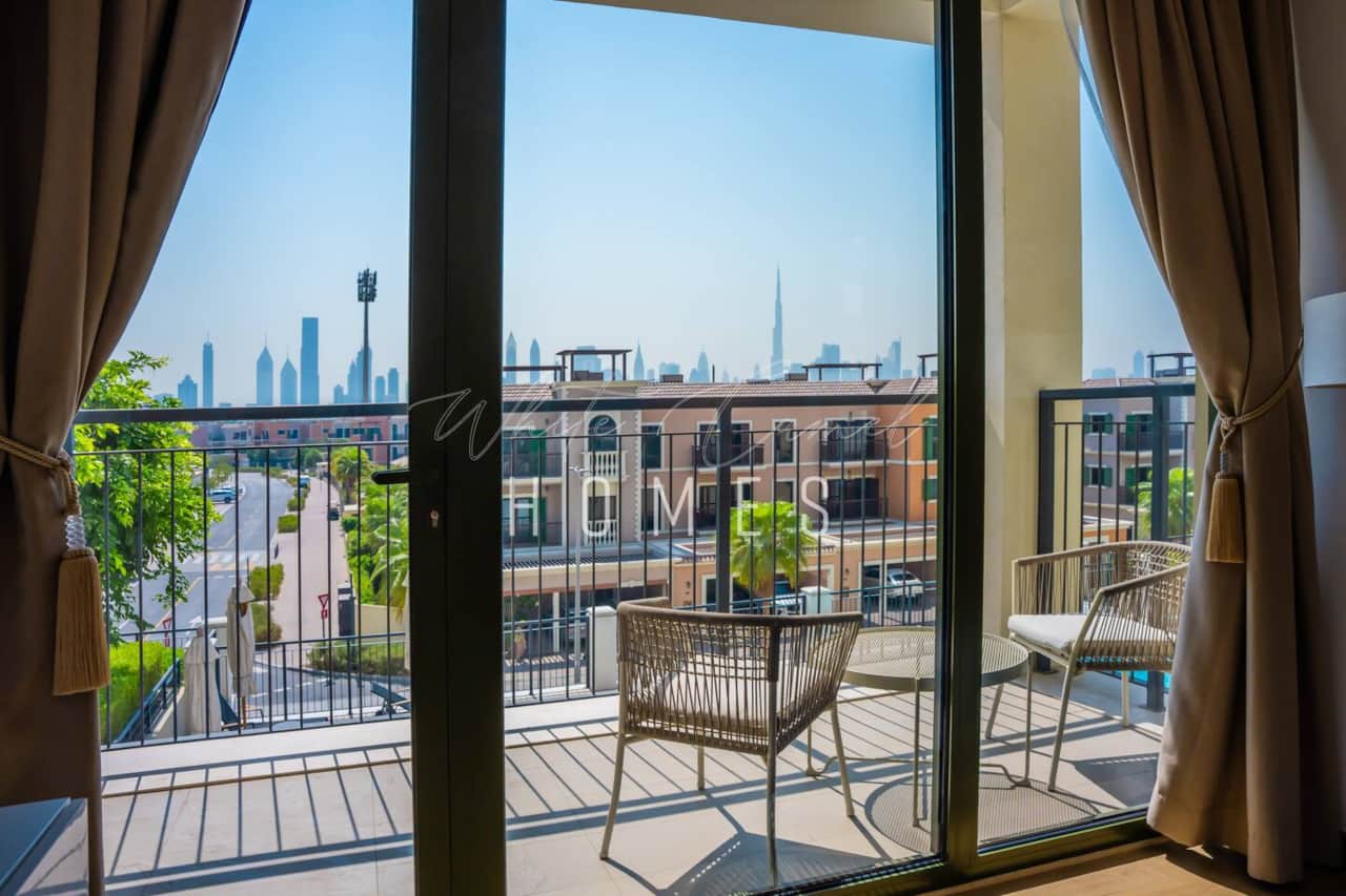 Genießen Sie entspannte Stunden auf Ihrem ruhigen Balkon mit Blick auf den Pool, die Skyline Dubais und den Burj Khalifa.