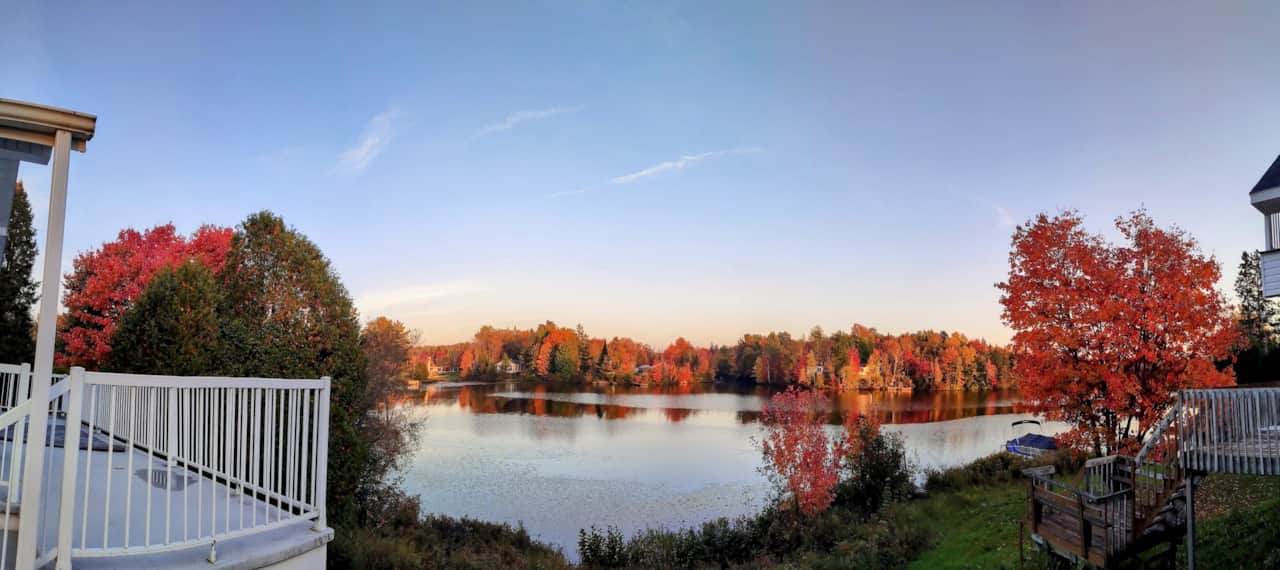Le lac, en automne