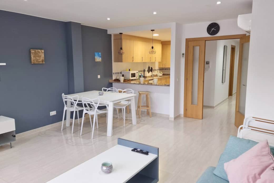 Eetgedeelte met halfopen keuken, zodat u met iedereen in contact blijft.