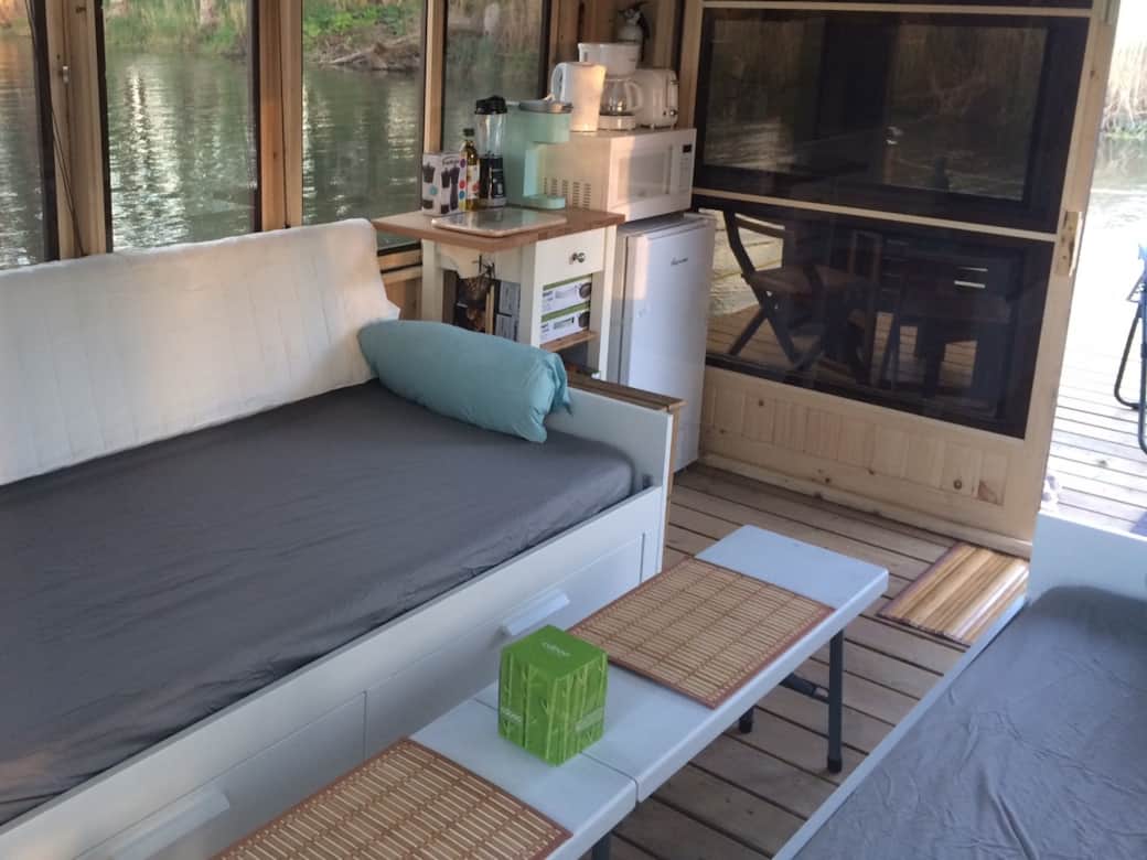 Fully equipped interior (EXCEPT BEDDING) with panoramic views Fully equipped interior (EXCEPT BEDDING) with panoramic views