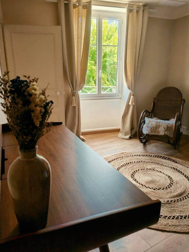 Chambre parentale climatisée avec bureau Chambre parentale climatisée avec bureau