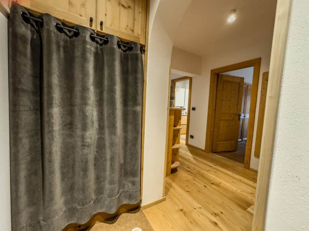 Hallway with great storage for all your ski / outdoor cloths