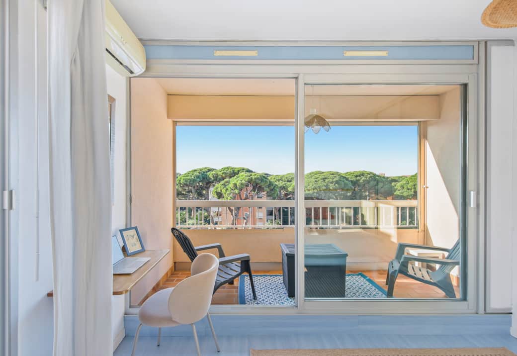 Terrasse chambre 1 avec vue Piscine et dégagée 