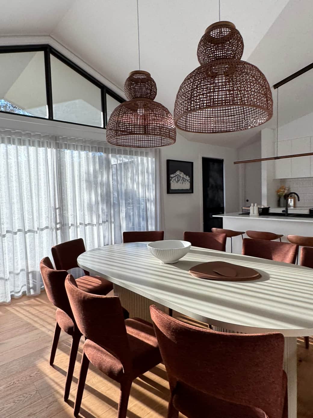 THE BEST PLACE TO STAY IN THE SNOWY MOUNTAINS - Piste Luxury Chalet Dining area