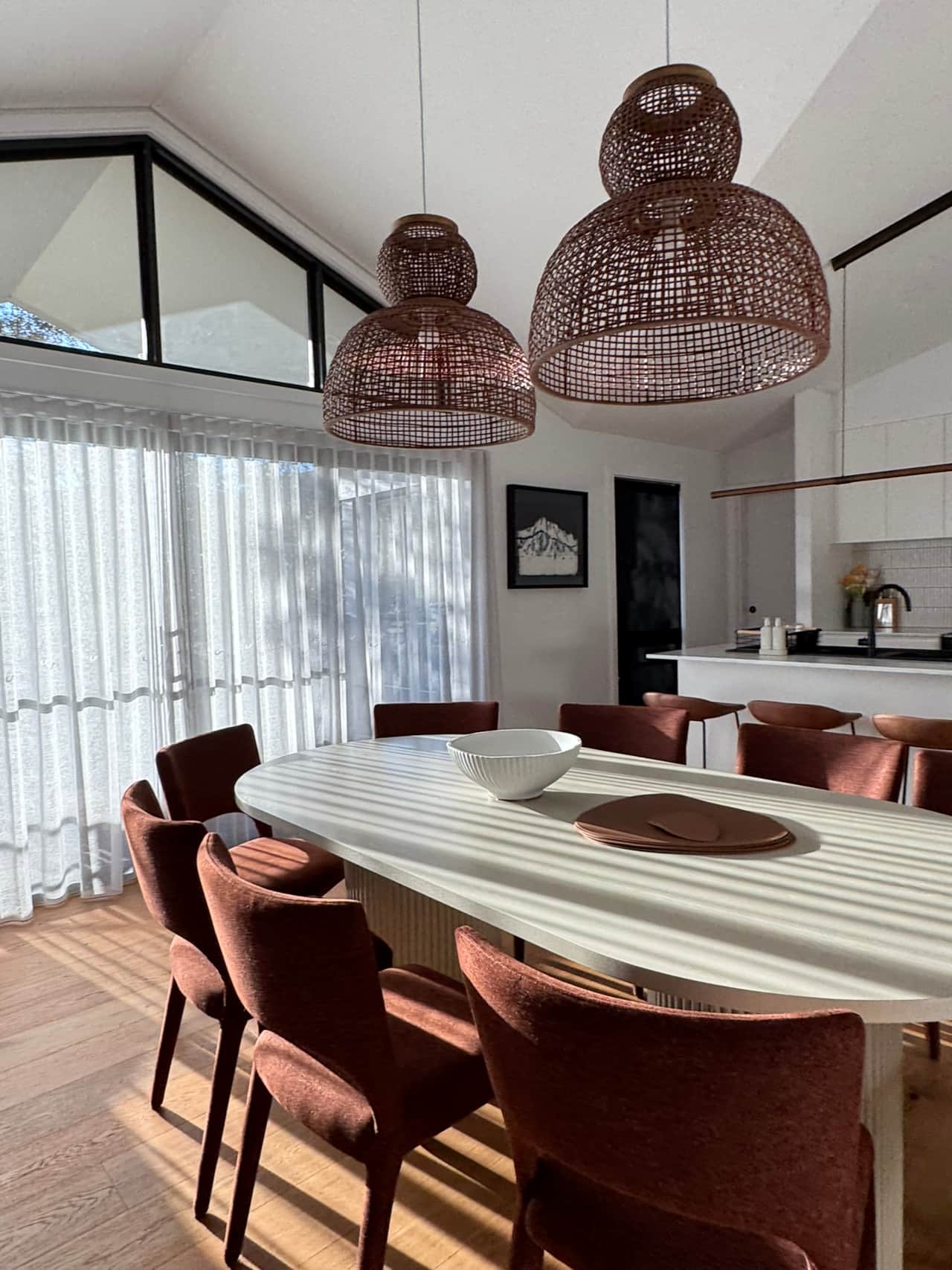 THE BEST PLACE TO STAY IN THE SNOWY MOUNTAINS - Piste Luxury Chalet Dining area