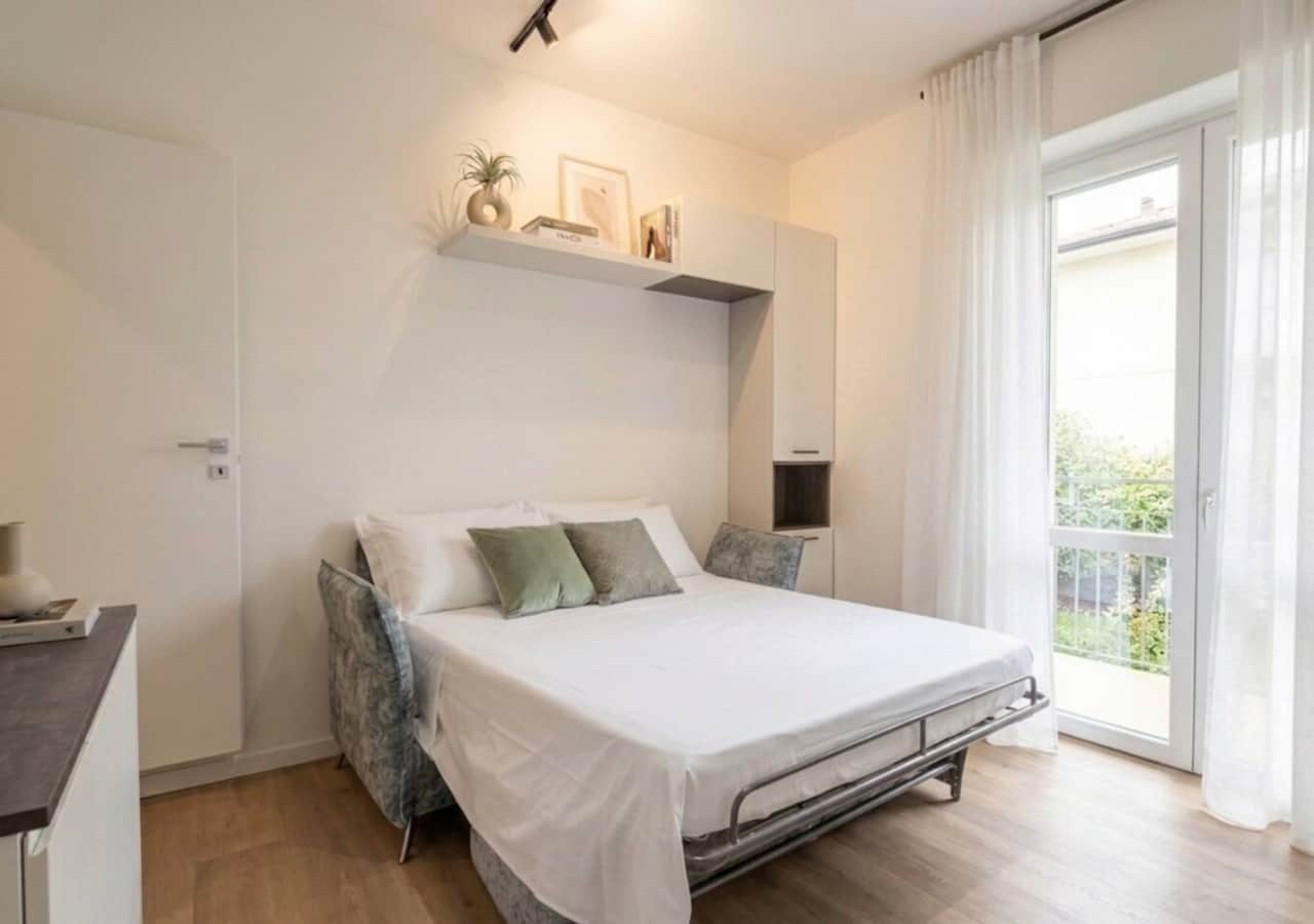 Soggiorno con divano letto, tv, cucina open space e accesso diretto al balcone. Zona tranquilla e silenziosa centro città, vicino a Piazza Pontida