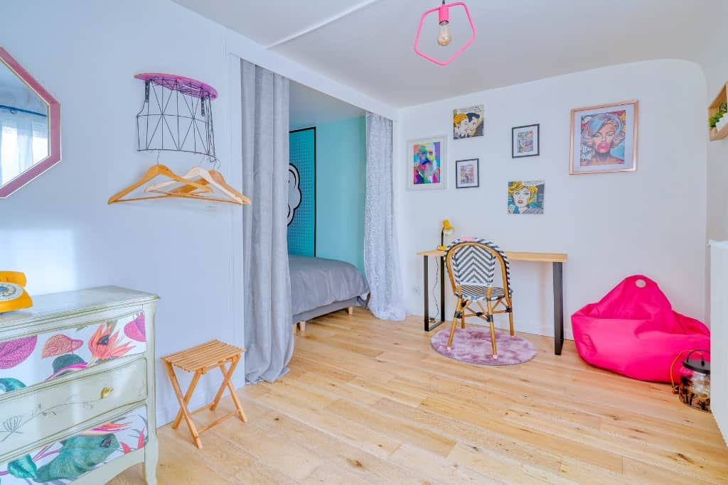 Un bureau inspirant pour rester concentré, un coin lit hyper cosy pour recharger les batteries, et une touche de rose pour la bonne humeur. Le combo parfait pour vos journées (et vos nuits) d'études ou de séminaires ! ✨
